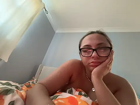 Snapshot of petitelucyXoxx chatting on April 28, 2026, 6:34 pm petitelucyXoxx online show from April 28, 2026, 6:34 pm