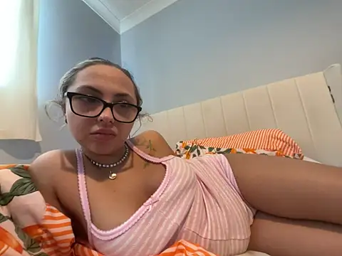 Snapshot of petitelucyXoxx chatting on May 7, 2026, 9:12 am petitelucyXoxx online show from May 7, 2026, 9:12 am