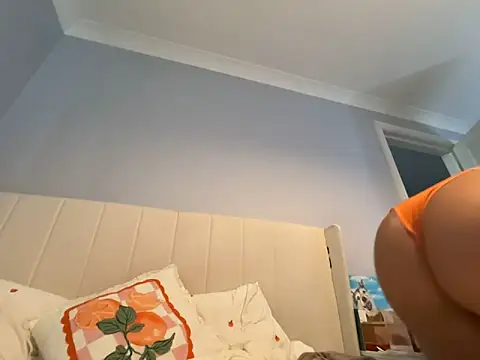 Snapshot of petitelucyXoxx chatting on May 18, 2026, 6:01 pm petitelucyXoxx online show from May 18, 2026, 6:01 pm