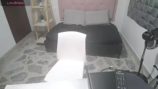 Snapshot of Dulce__Lovee chatting on December 1, 2025, 10:21 pm Dulce Lovee online show from December 1, 2025, 10:21 pm