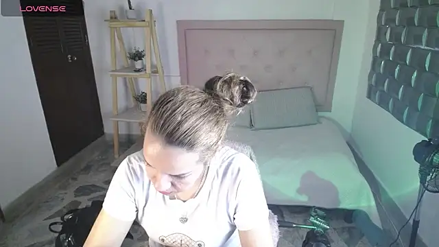 Snapshot of Dulce__Lovee chatting on November 22, 2025, 10:19 pm Dulce Lovee online show from November 22, 2025, 10:19 pm