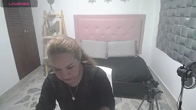 Snapshot of Dulce__Lovee chatting on December 3, 2025, 9:03 pm Dulce Lovee online show from December 3, 2025, 9:03 pm