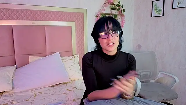 Snapshot of RobinBennett chatting on October 18, 2025, 1:57 pm RobinBennett online show from October 18, 2025, 1:57 pm