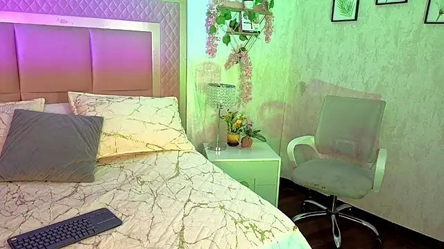 Snapshot of RobinBennett chatting on October 17, 2025, 12:40 pm RobinBennett online show from October 17, 2025, 12:40 pm