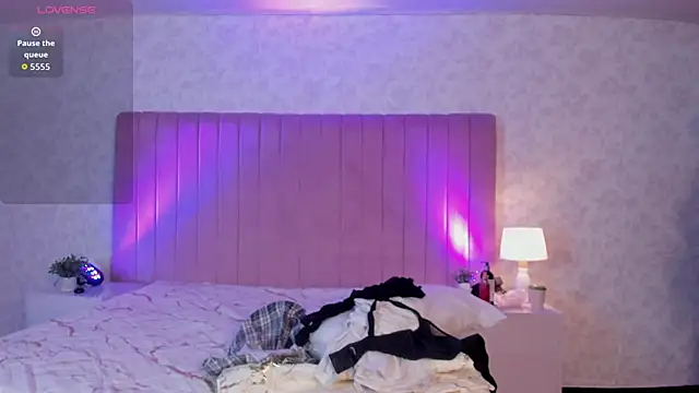 Snapshot of RobinBennett chatting on October 3, 2025, 11:23 am RobinBennett online show from October 3, 2025, 11:23 am