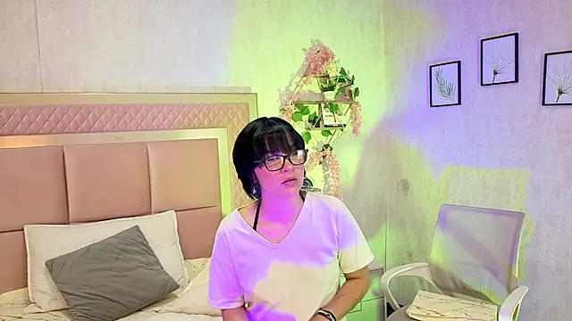 Snapshot of RobinBennett chatting on October 15, 2025, 12:24 pm RobinBennett online show from October 15, 2025, 12:24 pm