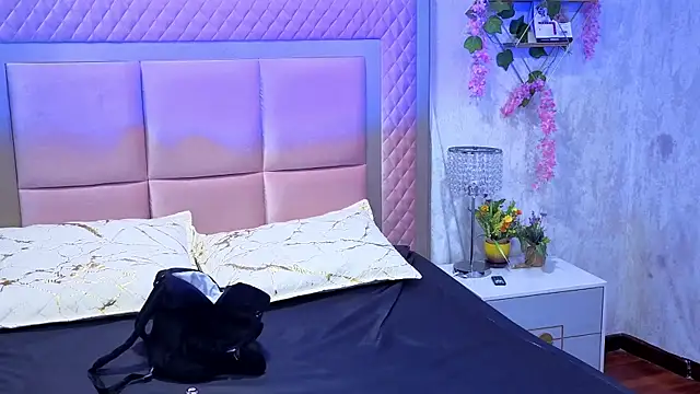 Snapshot of RobinBennett chatting on October 8, 2025, 12:07 pm RobinBennett online show from October 8, 2025, 12:07 pm