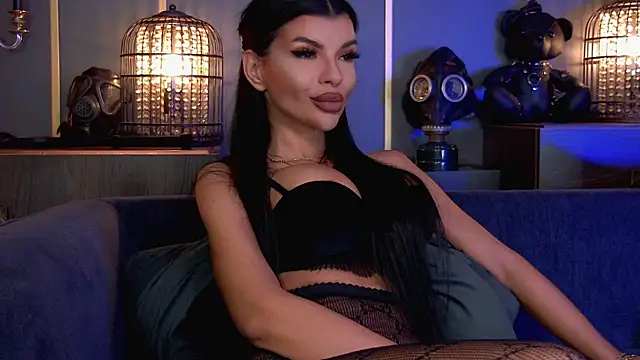 Snapshot of EleniaDevons chatting on October 20, 2025, 9:32 am EleniaDevons online show from October 20, 2025, 9:32 am