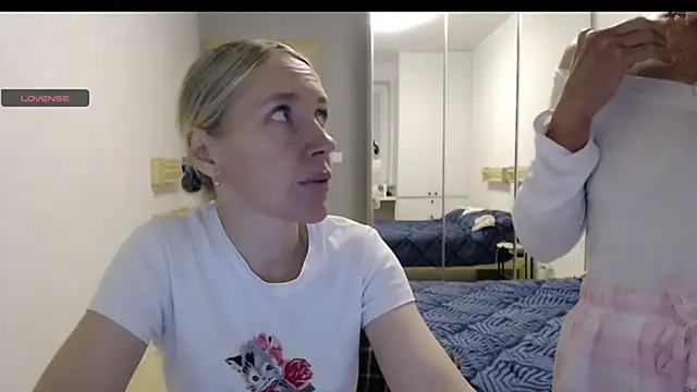 Two Sisters online show from October 12, 2025, 4:52 pm