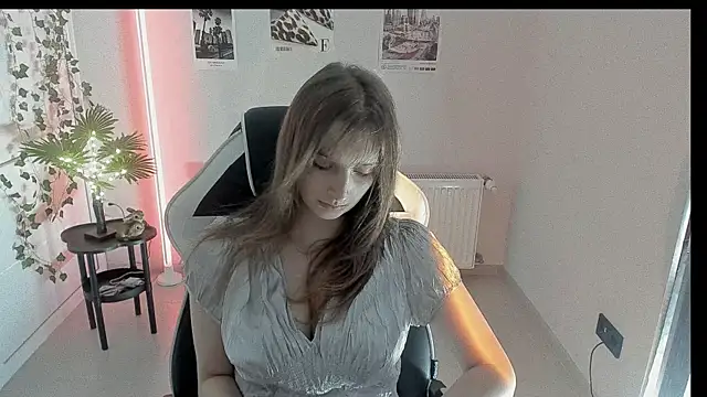 Snapshot of NeyliDream chatting on August 4, 2026, 6:18 am NeyliDream online show from August 4, 2026, 6:18 am