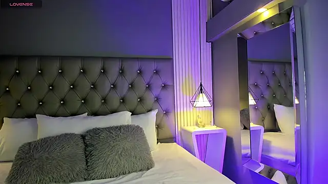 Snapshot of LunaBloomn chatting on November 27, 2025, 5:02 pm LunaBloomn online show from November 27, 2025, 5:02 pm