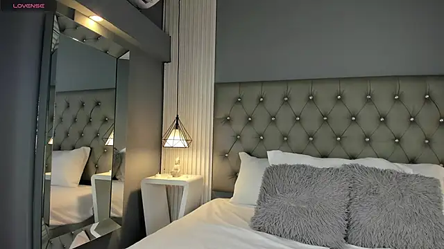 Snapshot of LunaBloomn chatting on November 19, 2025, 5:02 pm LunaBloomn online show from November 19, 2025, 5:02 pm