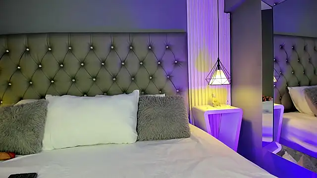 Snapshot of LunaBloomn chatting on December 5, 2025, 4:49 pm LunaBloomn online show from December 5, 2025, 4:49 pm