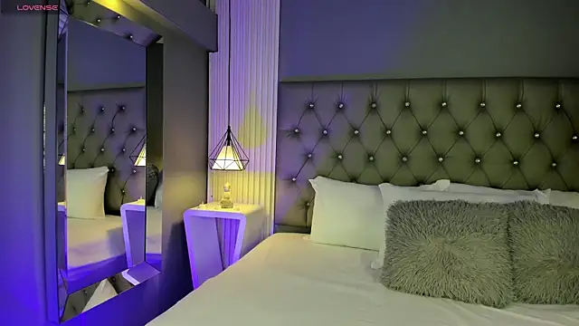 Snapshot of LunaBloomn chatting on November 24, 2025, 5:02 pm LunaBloomn online show from November 24, 2025, 5:02 pm