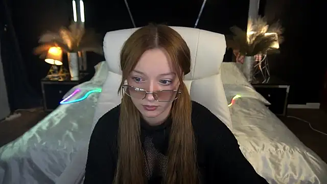 Snapshot of FoxyMayy chatting on November 12, 2025, 2:43 pm FoxyMayy online show from November 12, 2025, 2:43 pm