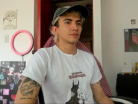 Snapshot of guynextdo0r chatting on October 5, 2025, 6:53 pm guynextdo0r online show from October 5, 2025, 6:53 pm