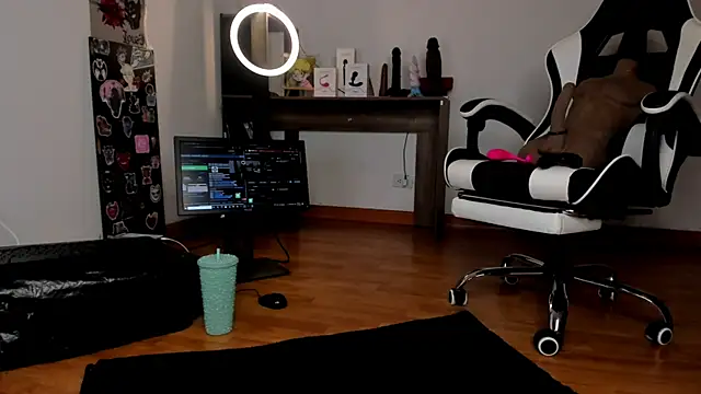 Snapshot of guynextdo0r chatting on October 23, 2025, 11:47 pm guynextdo0r online show from October 23, 2025, 11:47 pm