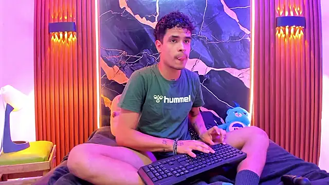 Snapshot of Lucky_boys__X chatting on February 14, 2026, 7:47 pm Lucky boys X online show from February 14, 2026, 7:47 pm