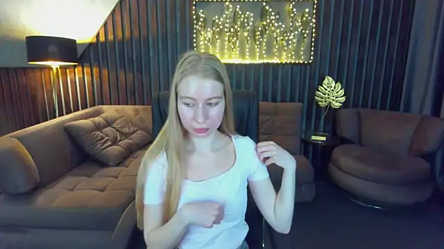 Alina Blonde online show from May 21, 2026, 11:40 am