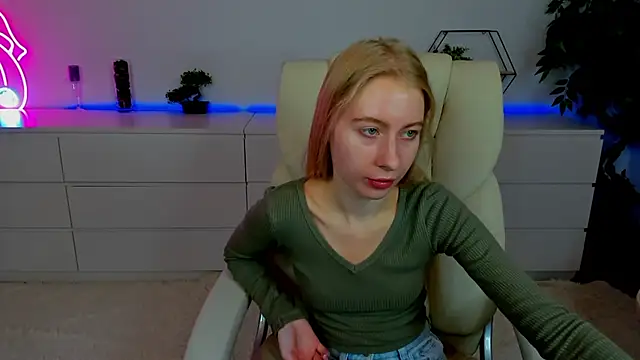 Alina Blonde online show from October 16, 2025, 5:38 am