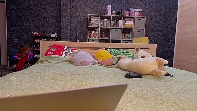 Snapshot of AzureEyes chatting on December 18, 2025, 3:38 pm AzureEyes online show from December 18, 2025, 3:38 pm