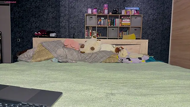 Snapshot of AzureEyes chatting on November 18, 2025, 3:48 pm AzureEyes online show from November 18, 2025, 3:48 pm