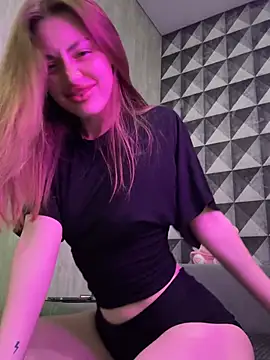 Snapshot of Elizabeth_Tay chatting on April 8, 2026, 6:42 pm Elizabeth Tay online show from April 8, 2026, 6:42 pm