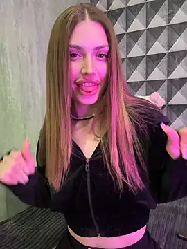 Snapshot of Elizabeth_Tay chatting on May 4, 2026, 6:44 pm Elizabeth Tay online show from May 4, 2026, 6:44 pm