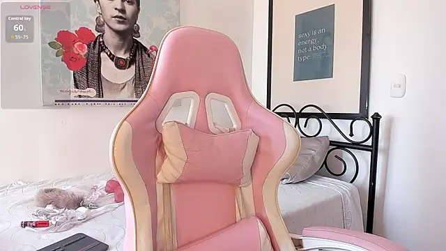 Lhia  online show from September 30, 2025, 6:25 pm