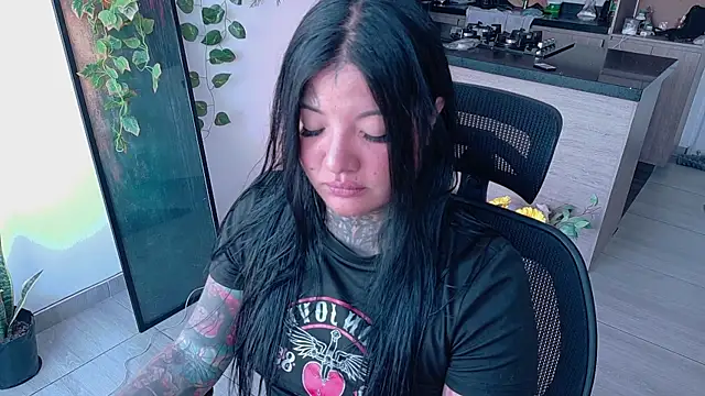 Snapshot of Unatatuada chatting on November 10, 2025, 8:14 pm Unatatuada online show from November 10, 2025, 8:14 pm