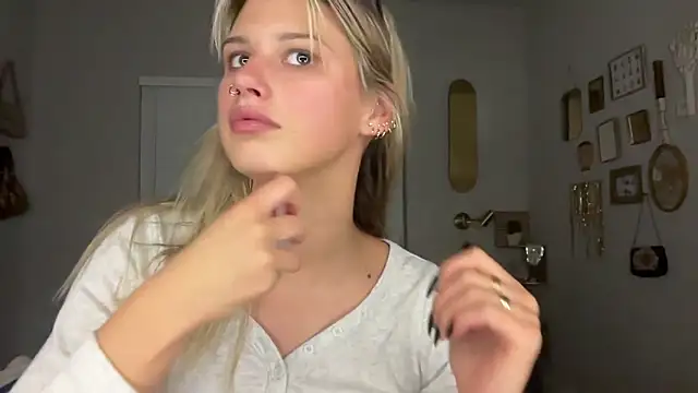 Snapshot of AnnGrayson chatting on November 3, 2025, 2:17 am AnnGrayson online show from November 3, 2025, 2:17 am