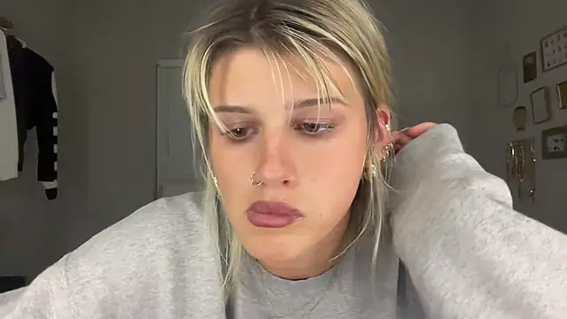 Snapshot of AnnGrayson chatting on October 1, 2025, 12:38 am AnnGrayson online show from October 1, 2025, 12:38 am