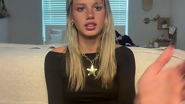 Snapshot of AnnGrayson chatting on November 14, 2025, 9:29 pm AnnGrayson online show from November 14, 2025, 9:29 pm