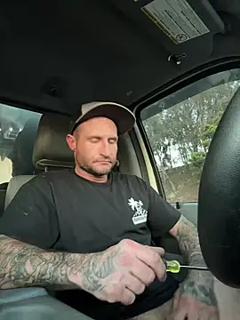 Snapshot of skip69xxx chatting on December 5, 2025, 12:43 am skip69xxx online show from December 5, 2025, 12:43 am