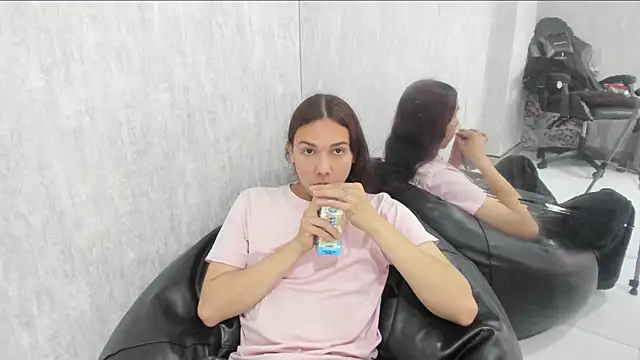 Snapshot of Almaazz chatting on November 20, 2025, 7:58 pm Almaazz online show from November 20, 2025, 7:58 pm