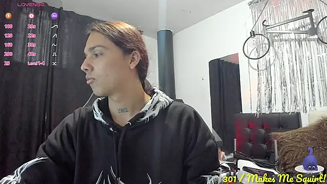 Snapshot of Almaazz chatting on November 25, 2025, 7:47 pm Almaazz online show from November 25, 2025, 7:47 pm