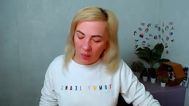 Snapshot of EmmaCat_ chatting on December 16, 2025, 5:22 am EmmaCat online show from December 16, 2025, 5:22 am