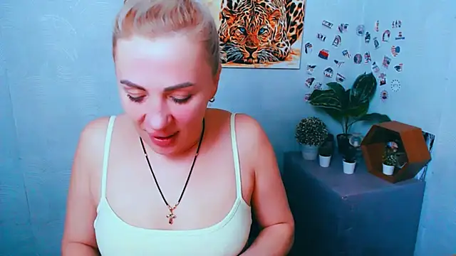 Snapshot of EmmaCat_ chatting on February 10, 2026, 6:29 pm EmmaCat online show from February 10, 2026, 6:29 pm