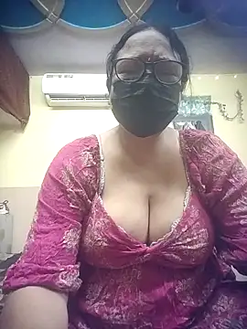 Snapshot of thehotlady chatting on June 6, 2026, 6:35 pm thehotlady online show from June 6, 2026, 6:35 pm