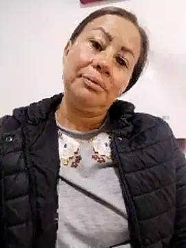 LaraCaliente online show from April 10, 2026, 4:58 pm