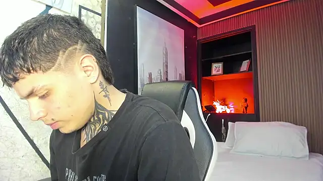 Declan-Fox online show from September 28, 2025, 3:57 am