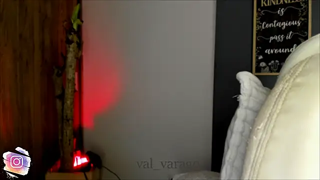 Snapshot of val_varago chatting on March 3, 2026, 4:30 am val varago online show from March 3, 2026, 4:30 am