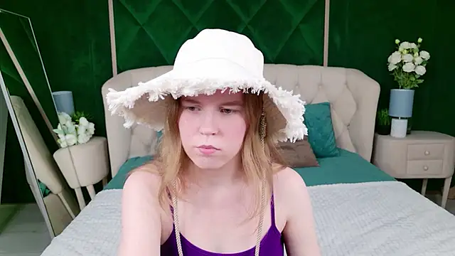 Snapshot of Alida_Brice chatting on May 4, 2026, 5:38 pm Alida Brice online show from May 4, 2026, 5:38 pm