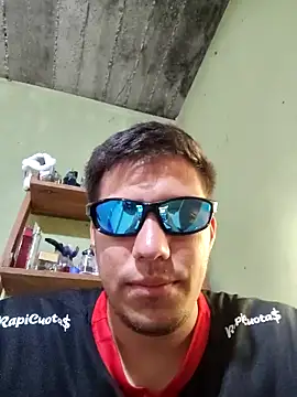 pareja076 online show from September 22, 2025, 8:37 pm