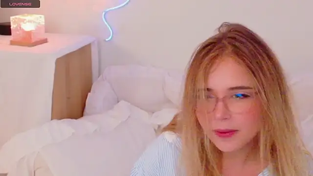 Lilith Bonheur online show from December 2, 2025, 12:44 am