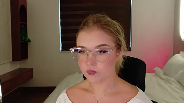 Lilith Bonheur online show from April 8, 2026, 11:06 pm