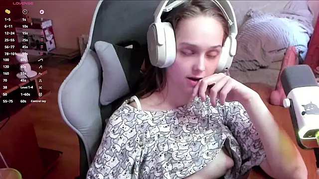 Snapshot of SharybbFace chatting on April 3, 2026, 3:18 pm SharybbFace online show from April 3, 2026, 3:18 pm