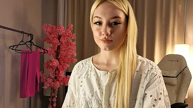 Flirty lee online show from October 8, 2025, 2:18 pm