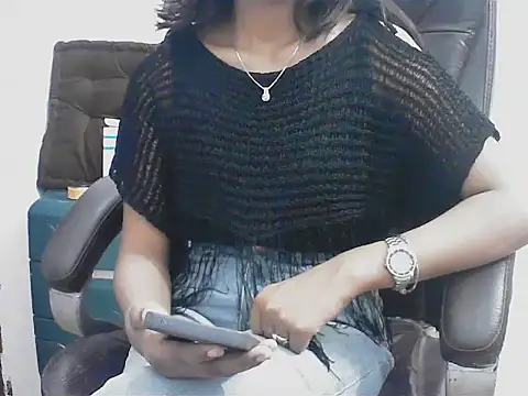 short girl  online show from March 18, 2026, 9:48 pm