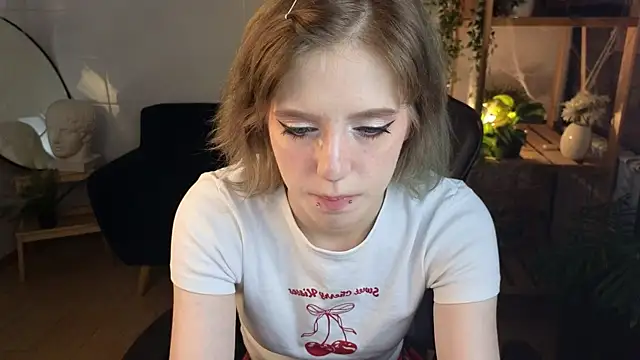 Snapshot of MorgyAsuna_ chatting on November 5, 2025, 1:36 pm MorgyAsuna online show from November 5, 2025, 1:36 pm